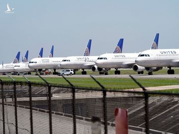 Máy bay United Airlines đỗ tại George Bush Intercontinental Airport ở Houston ngày 25/3. Ảnh: AP