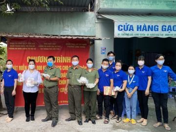 Công an Cần Thơ ra chợ phát từng chiếc khẩu trang phòng, chống Covid-19 - Ảnh 1.