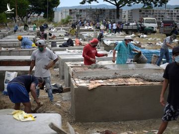 Người dân xây mộ ở nghĩa trang Angela Maria Canalis tại thành phố Guayaquil, tâm chấn Covid-19 ở Ecuador. Ảnh: Reuters.