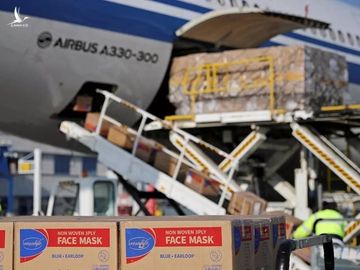 Các thùng chứa khẩu trang được dỡ từ máy bay của hãng hàng không Air China ở sân bay Athens, Ai Cập, ngày 21/3. Ảnh: AFP.