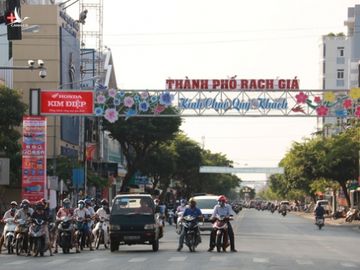 Miền Tây ngày đầu cách ly toàn xã hội: đường phố vắng vẻ, hàng hóa siêu thị dồi dào - Ảnh 5.