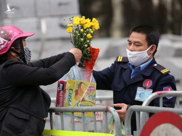 Một số người dân đã chuyển đồ đạc đến căn hộ của mình trước khi dự án bị thanh tra. 5 năm qua, ngày rằm, mùng 1, họ vẫn mua lễ và nhờ bảo vệ lên căn hộ của mình thắp hương. Ảnh: Võ Hải.