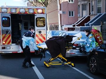 Nhân viên y tế Mỹ đưa bệnh nhân Covid-19 lên xe cứu thương ở Brooklyn, New York hôm 11/4. Ảnh: AFP.