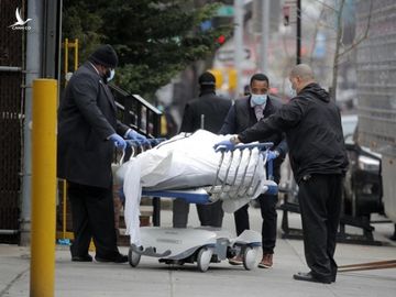 Các nhân viên y tế đưa thi thể một bệnh nhân rời bệnh viện Brooklyn ở thành phố New York (Mỹ) /// Reuters