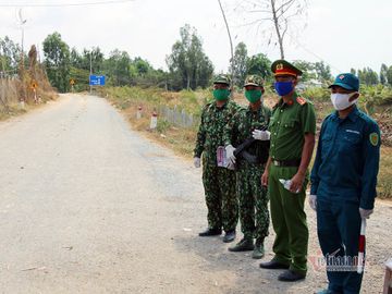 Những người lính bộ đội biên phòng ăn mì gói, ngủ võng ngăn dịch