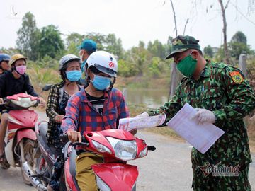 Những người lính bộ đội biên phòng ăn mì gói, ngủ võng ngăn dịch