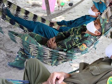 Những người lính bộ đội biên phòng ăn mì gói, ngủ võng ngăn dịch