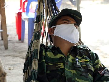 Những người lính bộ đội biên phòng ăn mì gói, ngủ võng ngăn dịch