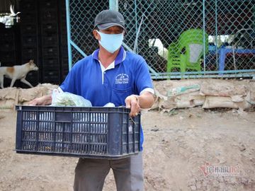 Những người lính bộ đội biên phòng ăn mì gói, ngủ võng ngăn dịch