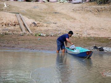 Những người lính bộ đội biên phòng ăn mì gói, ngủ võng ngăn dịch