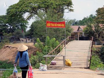 Những người lính bộ đội biên phòng ăn mì gói, ngủ võng ngăn dịch