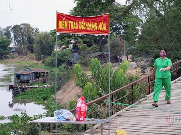 Những người lính bộ đội biên phòng ăn mì gói, ngủ võng ngăn dịch