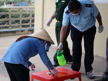 Những người lính bộ đội biên phòng ăn mì gói, ngủ võng ngăn dịch