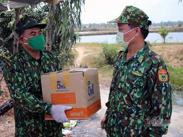 Những người lính bộ đội biên phòng ăn mì gói, ngủ võng ngăn dịch