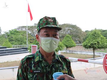 Những người lính bộ đội biên phòng ăn mì gói, ngủ võng ngăn dịch