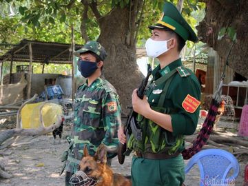 Những người lính bộ đội biên phòng ăn mì gói, ngủ võng ngăn dịch
