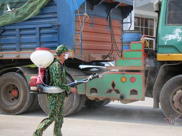Những người lính bộ đội biên phòng ăn mì gói, ngủ võng ngăn dịch