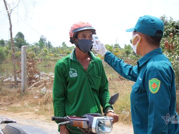 Những người lính bộ đội biên phòng ăn mì gói, ngủ võng ngăn dịch