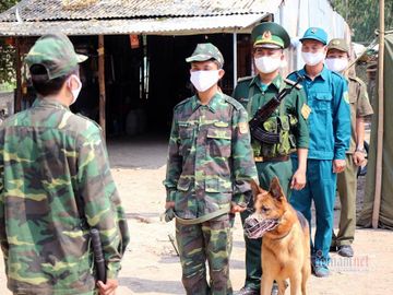Những người lính bộ đội biên phòng ăn mì gói, ngủ võng ngăn dịch