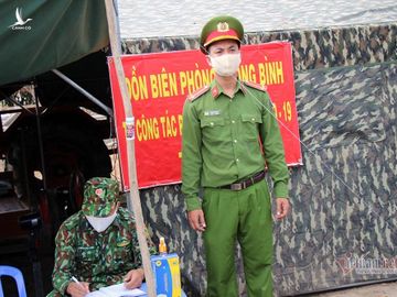 Những người lính bộ đội biên phòng ăn mì gói, ngủ võng ngăn dịch