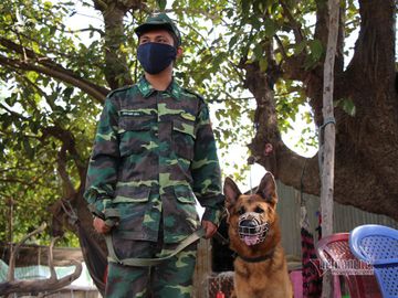 Những người lính bộ đội biên phòng ăn mì gói, ngủ võng ngăn dịch