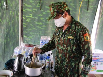 Những người lính bộ đội biên phòng ăn mì gói, ngủ võng ngăn dịch