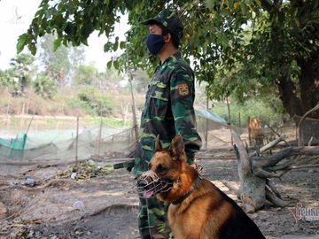 Những người lính bộ đội biên phòng ăn mì gói, ngủ võng ngăn dịch