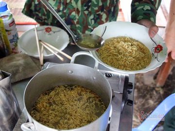 Những người lính bộ đội biên phòng ăn mì gói, ngủ võng ngăn dịch