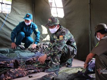 Những người lính bộ đội biên phòng ăn mì gói, ngủ võng ngăn dịch