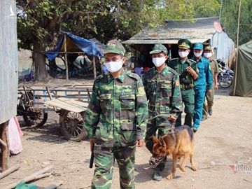 Những người lính bộ đội biên phòng ăn mì gói, ngủ võng ngăn dịch