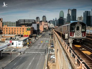 Tàu hỏa đi qua những con phố vắng vẻ tại Queens (New York City, Mỹ). Ảnh: NYT