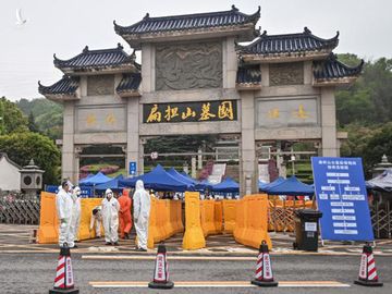 Sau khi gỡ phong tỏa, hàng ngàn người Vũ Hán xếp hàng để chôn cất tro cốt người thân đã thiệt mạng vì đại dịch Covid-19 - Ảnh 7. Sau khi gỡ phong tỏa, hàng ngàn người Vũ Hán xếp hàng để chôn cất tro cốt người thân đã thiệt mạng vì đại dịch Covid-19 - Ảnh 7.