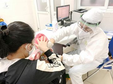 Bé 2 tuổi nhập viện vì gia đình tự mua thuốc chữa trị do sợ nhiễm corona - Ảnh 1. Bé 2 tuổi nhập viện vì gia đình tự mua thuốc chữa trị do sợ nhiễm corona - Ảnh 1.