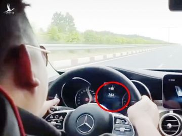Tai xe noi gi khi lai oto chay 234 km/h tren cao toc TP.HCM - Dau Giay hinh anh 1 thum.jpg