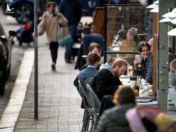 Một quán cà phê ở thủ đô Stockholm vẫn đông khách hôm 20/4. Ảnh: Reuters.