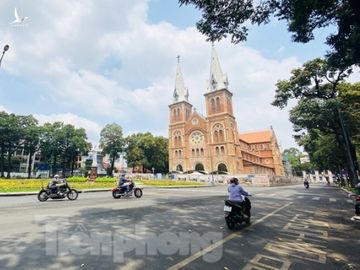 Ngày Chủ nhật ở Sài Gòn vắng vẻ đến kỳ lạ - ảnh 1