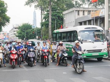 Phó Chủ tịch TP.HCM: Bắt đầu có biểu hiện lơ là phòng dịch trong dân - 1