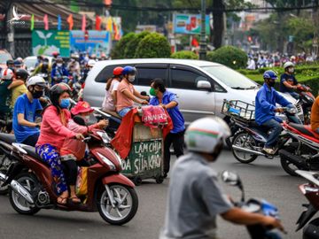 Duong pho Ha Noi va TP.HCM van dong sau hon chuc ngay cach ly xa hoi hinh anh 15 tphcm_zing4.JPG