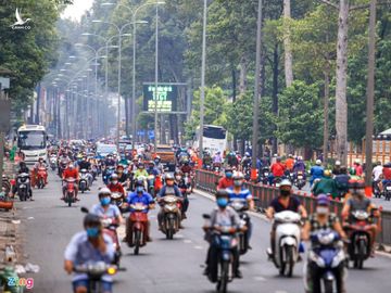 Duong pho Ha Noi va TP.HCM van dong sau hon chuc ngay cach ly xa hoi hinh anh 13 tphcm_zing6.JPG