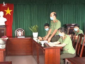 Phong An ninh chính trị nội bộ Công an tỉnh Thừa Thiên - Huế làm việc với ông H. /// Ảnh: Bùi Hùng