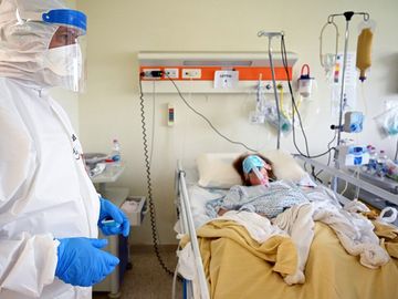 Một bệnh nhân Covid-19 tại Bệnh viện San Filippo Neri ở Rome, Ý /// AFP
