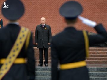 Tổng thống Nga Vladimir Putin dự lễ đặt hoa tại Mộ chiến sĩ vô danh ở Moscow ngày 9.5 /// AFP