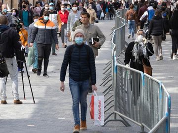 Người dân đi bộ trong khu mua sắm có rào ngăn cách tại trung tâm thủ đô Brussels, Bỉ, hôm 8/5. Ảnh: Reuters.