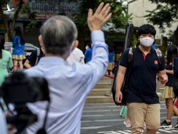 Ngày đầu đến trường, học sinh ở Hà Nội được kiểm tra thân nhiệt trước khi vào lớp, hướng dẫn sử dụng nước sát khuẩn - Ảnh 1.