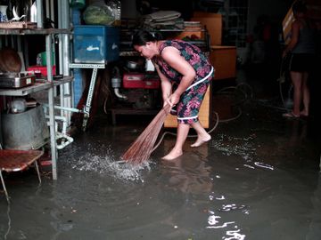 Nhiều tuyến đường ngập sâu nửa mét vì mưa lớn, người Sài Gòn vất vả lội nước - ảnh 8