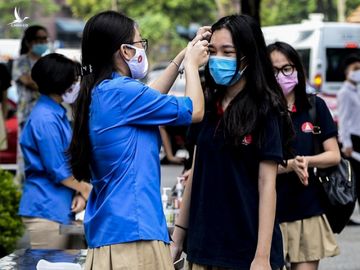 Ngày đầu đến trường, học sinh ở Hà Nội được kiểm tra thân nhiệt trước khi vào lớp, hướng dẫn sử dụng nước sát khuẩn - Ảnh 5.