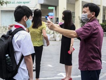 Ngày đầu đến trường, học sinh ở Hà Nội được kiểm tra thân nhiệt trước khi vào lớp, hướng dẫn sử dụng nước sát khuẩn - Ảnh 11.