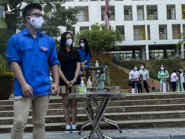 Ngày đầu đến trường, học sinh ở Hà Nội được kiểm tra thân nhiệt trước khi vào lớp, hướng dẫn sử dụng nước sát khuẩn - Ảnh 3.