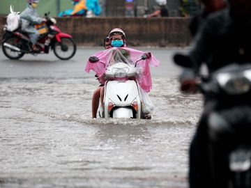 Nhiều tuyến đường ngập sâu nửa mét vì mưa lớn, người Sài Gòn vất vả lội nước - ảnh 7