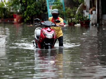 Nhiều tuyến đường ngập sâu nửa mét vì mưa lớn, người Sài Gòn vất vả lội nước - ảnh 2